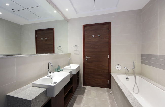 Luxury StayCation - Spacious Apartment Amidst Lush Green Parks - Photo 18