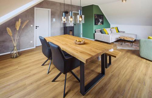 Natur-Design "Platzhirsch Sauerland" - Sauna, Kamin, Balkon, Garten, Hütte, Grill - Foto 1