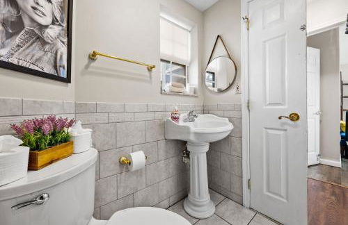 3BR Cozy Family Home with HotTub & Spacious Backyard - Foto 63