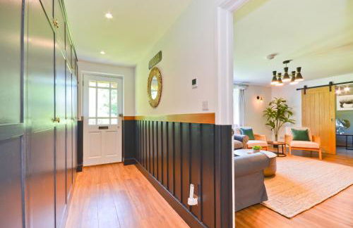 Adgestone Villa - A Luxurious Countryside Escape with Heated Pool, Near Sandown Beach, Dog Friendly in Rural Sandown - Perfect Getaway for Family & Friends - Photo 47