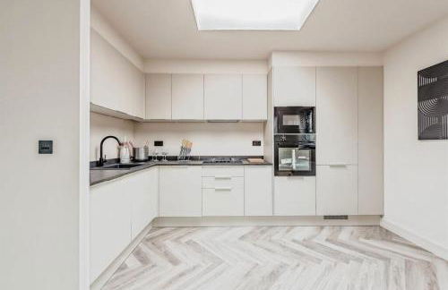 Modern 2 bedroom home with abundant natural light - Photo 2