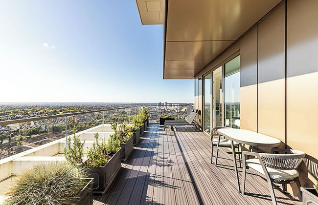 Luxurious 3-bed Sky-high Battersea Gem - Foto 24