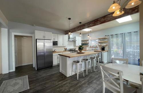 Sunlit Surf House 4BR Downtown Walk to beach - Foto 51