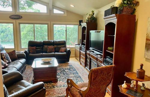 Lake Escape to an Elegant 4 Br Home - Foto 18