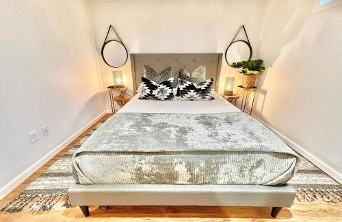 Luxury 4 bedroom 2 bath Lake Views - Photo 23