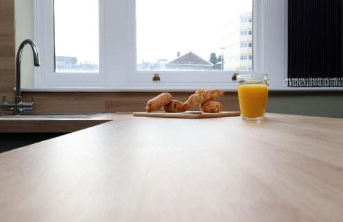 Modern Comfort 4 Bedrooms and Great Location - Foto 8