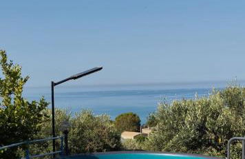 Villetta vista mare con piscina, giardino e parcheggio privato - Foto 1