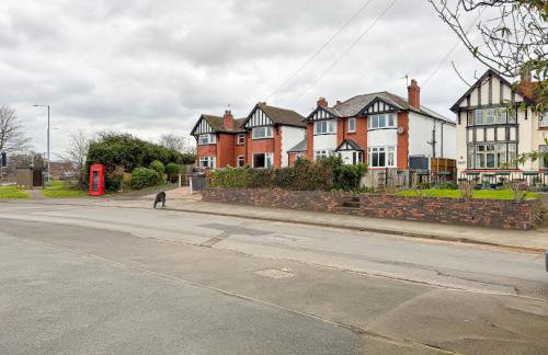 6 BR 3 Bath Spacious Tudor House & Free Parking - Foto 78