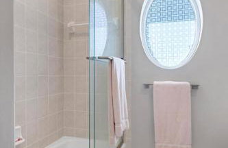 Stunning Beach Getaway - Steps to Ocean - Foto 32