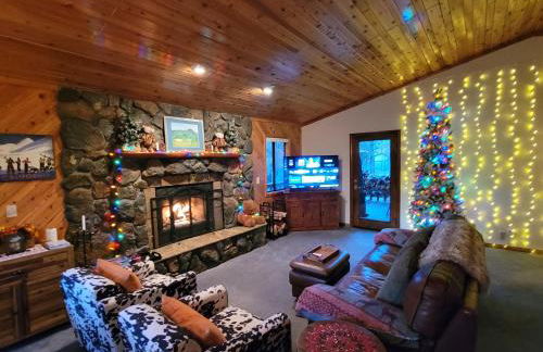 Four Seasons Getaway-Private Hot Spa with Pine Tree Views-Walk to Village and Pineknot Trailhead-Plus King Bed! - Photo 4