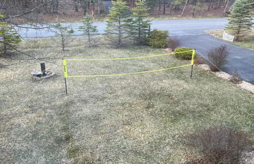 Spacious Pocono Home with Hot Tub and Fire Pit - Foto 47