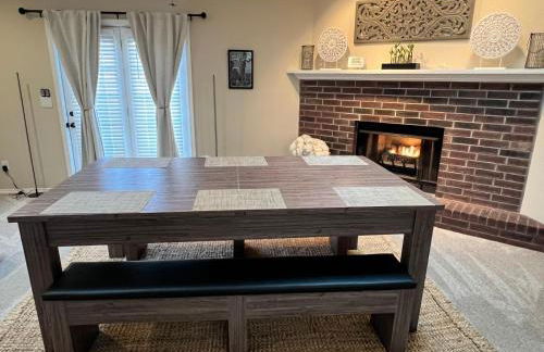 Family Fun! Sleeps 8, King Bed, 2 Queens, and Sofa Bed, Games - in Rogers - Foto 3