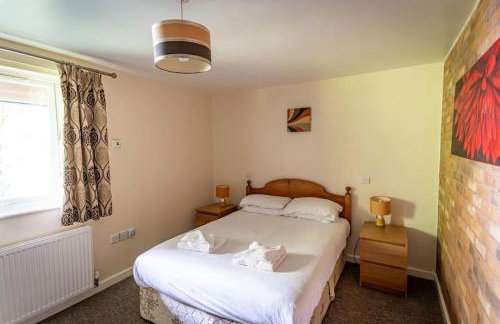 Norbury, woodland lodge with hot tub for 12 - Foto 19