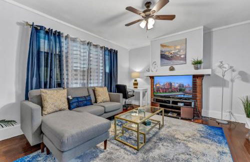 Renovated Main Floor Large 3 Bed House - Photo 1