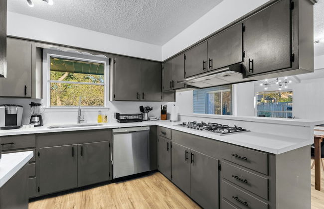 Quiet 3 Bedroom Home Walkable to Zilker Park - Photo 9