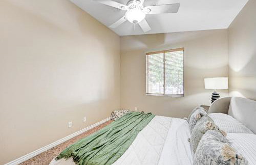 Luxury 6 BR Home Large Pool & Spa with Grassy Yard - Photo 23