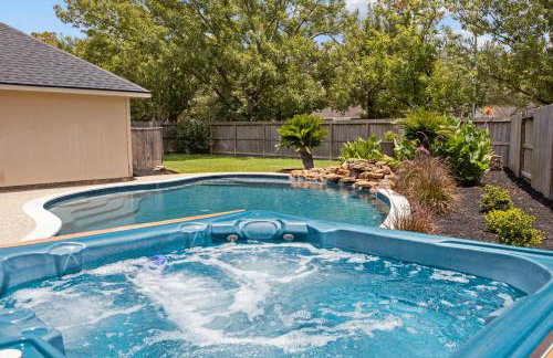 Upscale 4BR Cypress Home w Pool, Hot Tub, Theater, Sleeps 20 - Foto 50