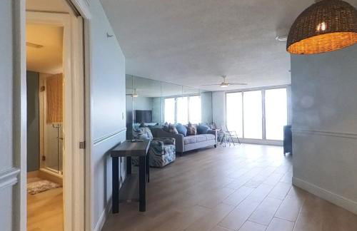 Oceanfront luxury at Hibiscus Breeze, charming 2/2 condo on North Hutchinson Island 3 Month Min - Photo 11