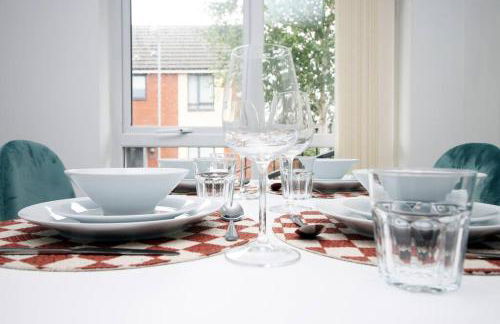 Modern and Cosy 3 Bed House Close to Cardiff City Centre perfect for Family Relocations, Contractors & Groups by Gurkha Stay with Free Parking and Wifi - Foto 7