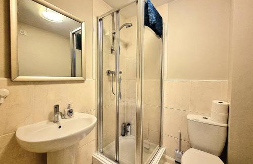 Spacious 4 Bed Family Home with Private Garden & Free Parking - Hamilton - Foto 20