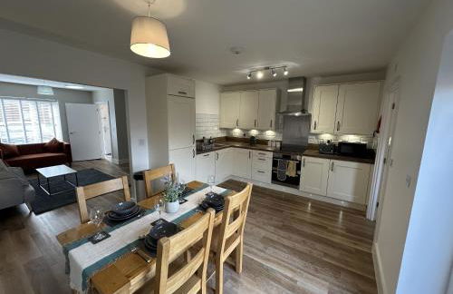 3 Bed Home with Driveway Parking for Contractors & Family stays in Stafford - Foto 7