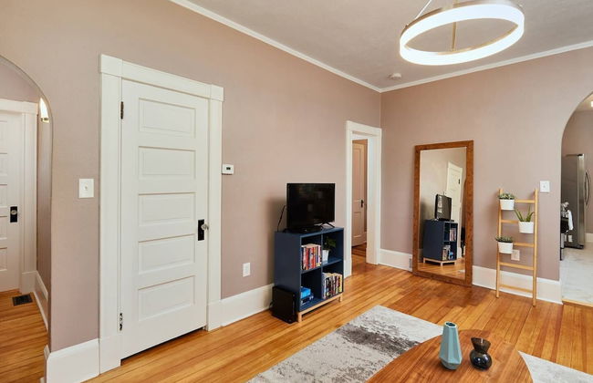 2BR Olympic Center Downtown - Photo 2