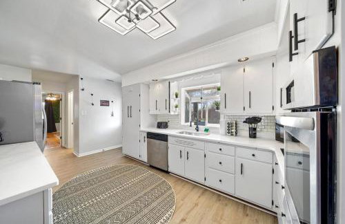 Comfort, Fun, & Charming - 5BR Oasis with Pool - Foto 57