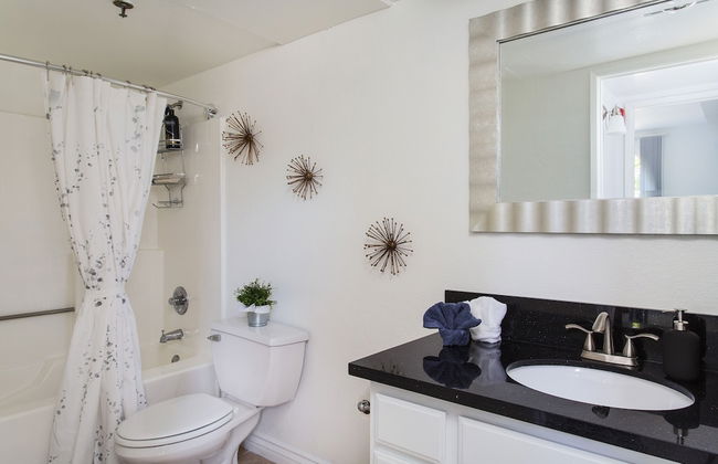 Extravagant Hollywood Cosmo Suites - Photo 18