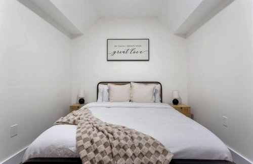 Stylish Lakehouse with Black-and-White Modern Design near Lake Hartwell, Clemson SC - Foto 30