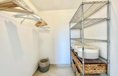 Large 1 bedroom apartment with free private parking - Foto 18