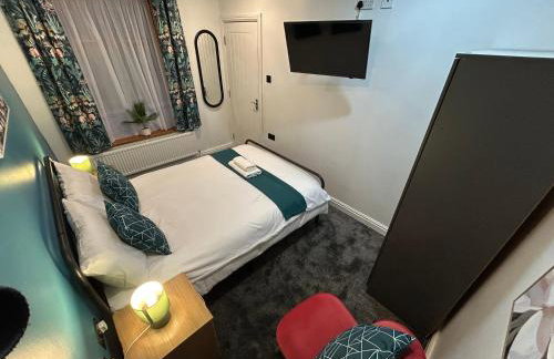 Minstead Houses 5 Bedroom Large House inc 3 Twin Rooms B24 just off M6-J6 Free Parking Driveway 2 Showers Bath 2 WCs Fast Wi-Fi Garden Airport NEC Contractor HS2 Teams Weekly Stays Welcomed Best-in-Class - Foto 10