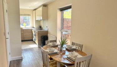 Spacious 2-bedroom house with free parking - Foto 2