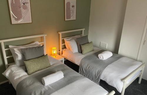 Montrose - Perfect Contractor Stay Own Driveway 3 bedrooms - Photo 2