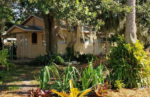 1 Beige Cozy Bungalow or 1 White Cozy Efficiency Cottage in Titusville - Foto 1