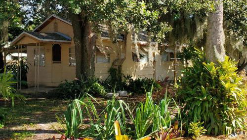 1 Beige Cozy Bungalow or 1 White Cozy Efficiency Cottage in Titusville - Foto 1