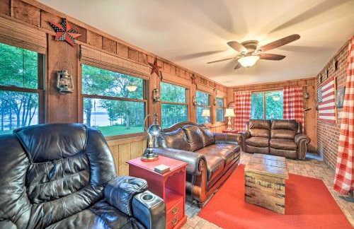 Charming Lakefront Home with Grill and Fire Pit! - Foto 3