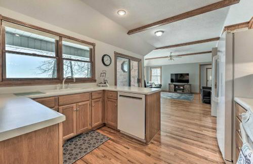 Lake-View Retreat with Fire Pit in Mountain Home! - Foto 8