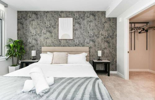 Urban 2BR Oasis with Scenic Rooftop and Gym - Foto 65