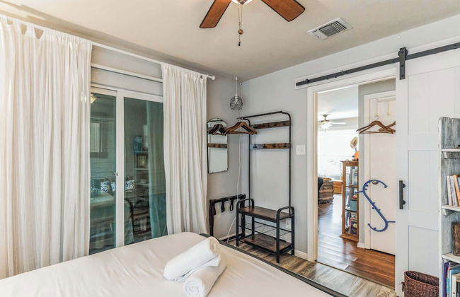 Cozy Retreat in Central East Austin - Photo 8