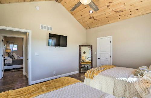 Chic Williamstown Retreat with Pool and Hot Tub! - Foto 15