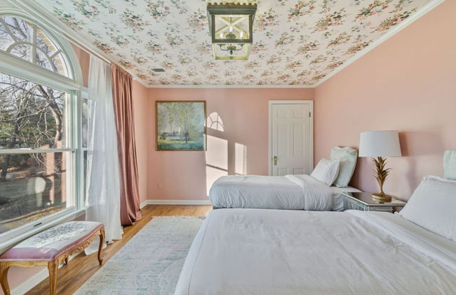 Elegant Spring Stay on Peaceful Retreat - Photo 56