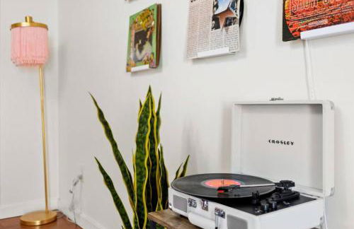 Heights Records - a trendy 2BD - Foto 29