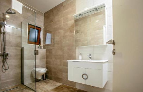 Nice Home In Donji Prolozac With Wifi - Foto 32