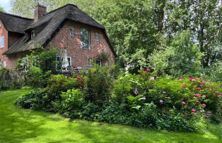 Dachgeschosswohnung Warft Simmerdeis in Reetdachhaus mit parkähnlichem Garten - Foto 27