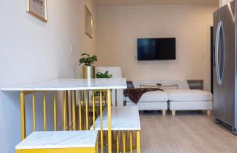 Cozy 1BR with Private Balcony, Gym, Pool & Workspace - Foto 1