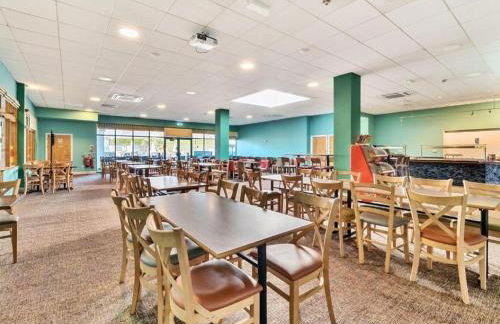 Spacious 6 Berth Caravan with Decking - Photo 11