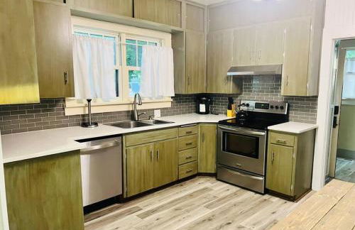 Walk to Dining Breweries and Shops Plus New Hot Tub - Foto 29