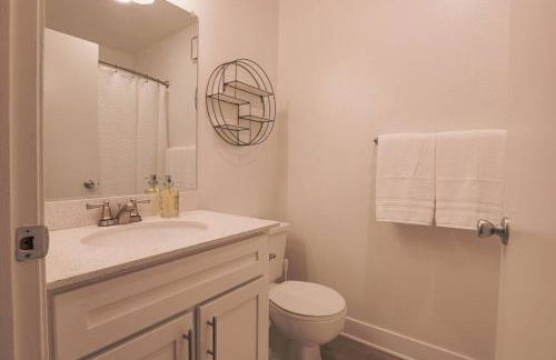 Shabby Chic Oceanside King & 2 Queen bed Pool GYM - Photo 11