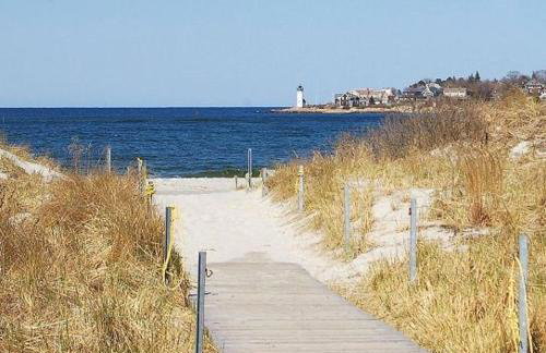 Elegant Gloucester Beach Getaway with Ocean Views! - Foto 34