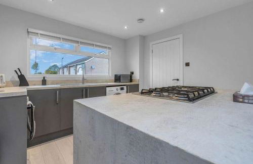 West Lothian 5 Beds + car space - Photo 30